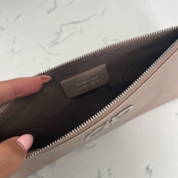 Salvatore Ferragamo beautiful pouch - Picture 7 of 9